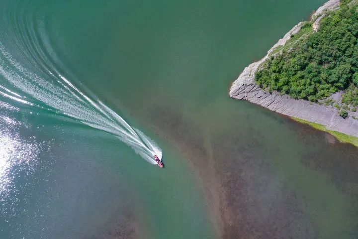 这是7月15日拍摄的冶力关旅游区天池冶海美丽风光.