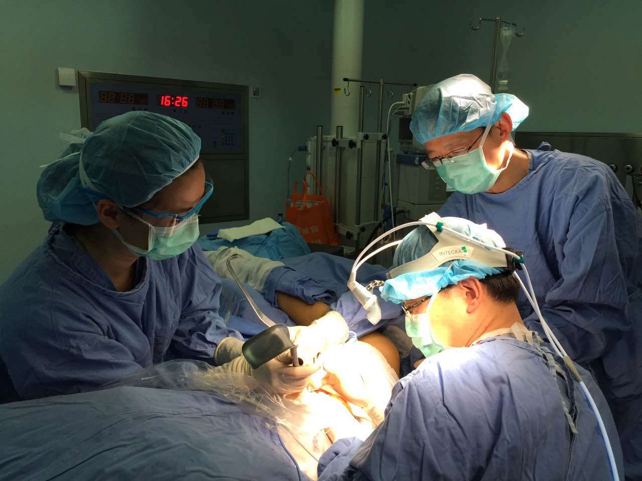 王女士正在手术中.上海交大医学院附属仁济医院 供图