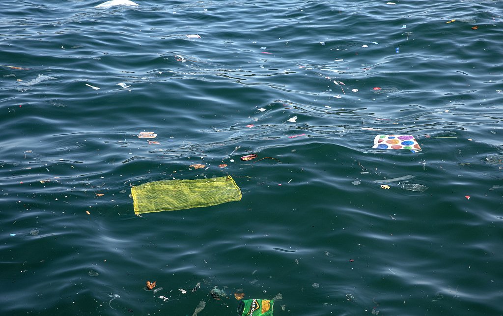 土耳其伊斯坦布尔,遭遇暴雨和风暴后,码头周围的海面上漂浮着塑料垃圾