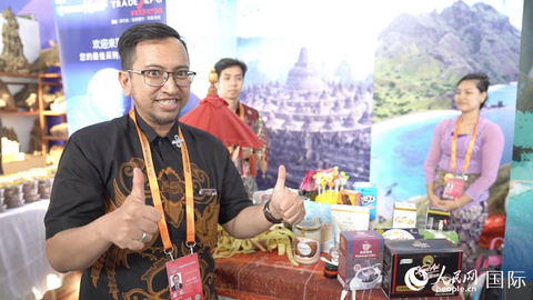 印度尼西亚驻华大使馆社会和文化社会文化处一等秘书杜德明(左一).