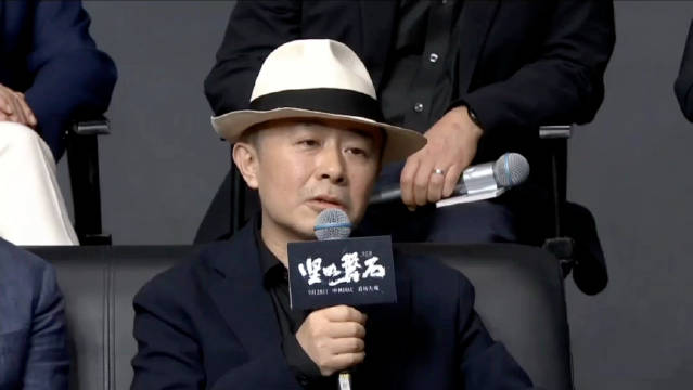 编剧陈宇与导演张艺谋三搭作品《坚如磐石》今日举行发布会……_新浪新闻