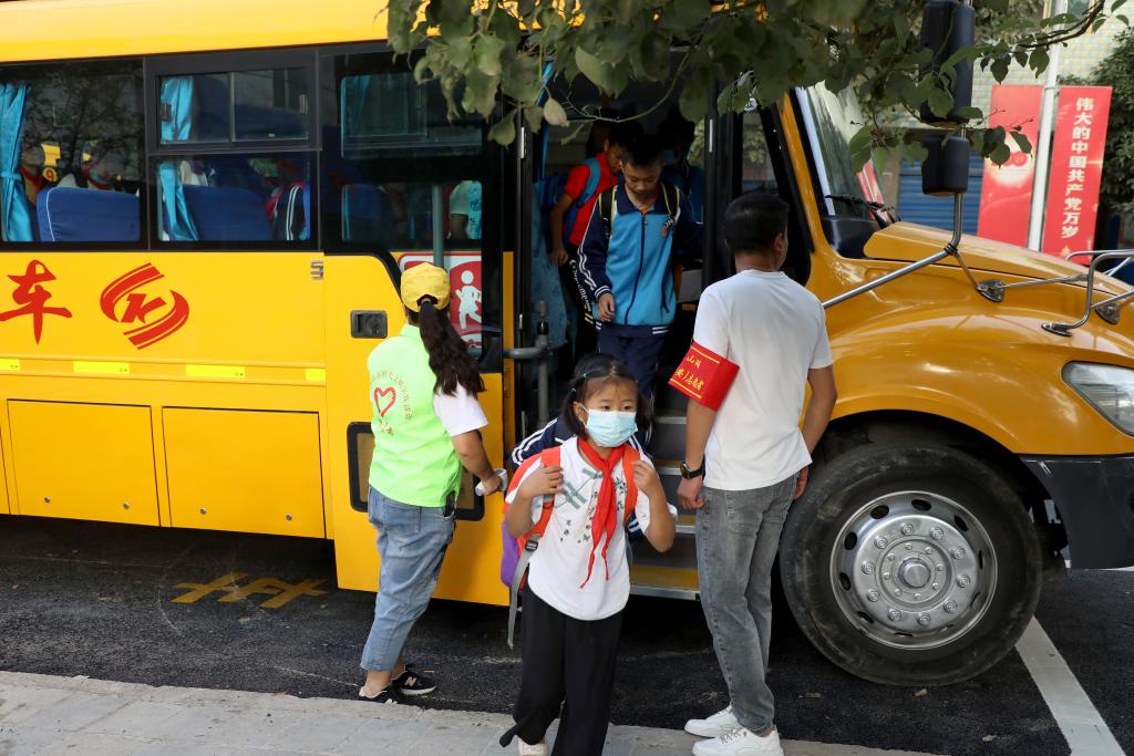 2021年9月1日,观山湖区百花湖镇的学生在乘坐"定制校车"上学.