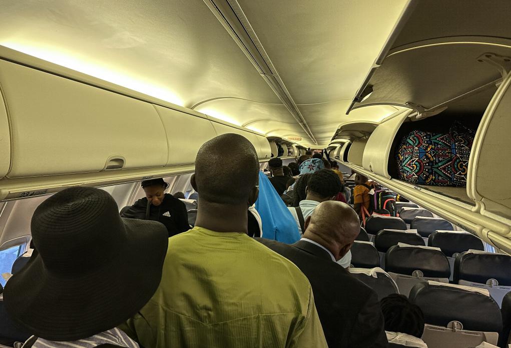 从多哥洛美乘机抵达利伯维尔国际机场的旅客准备下飞机(手机照片)