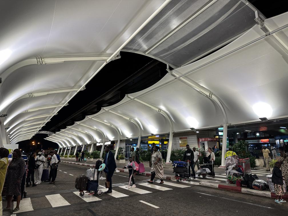 在加蓬首都利伯维尔,乘国际航班抵达的旅客走出利伯维尔国际机场(手机