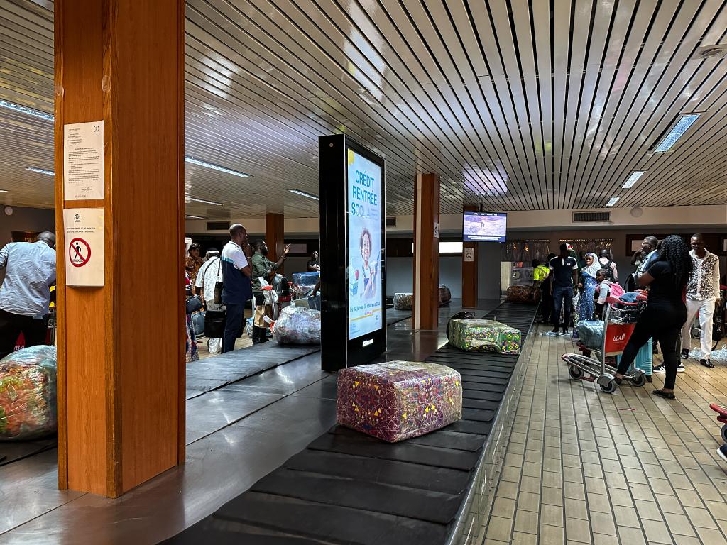 9月6日,在加蓬首都利伯维尔,乘国际航班抵达的旅客在利伯维尔国际机场