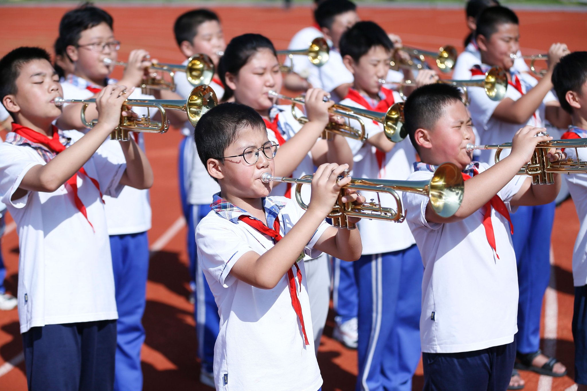 9月7日,青岛市即墨区龙山中心小学的学生在学习吹号.梁孝鹏 摄