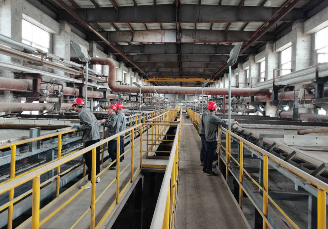 蒙西铝业水平带式车间生产岗位人员巡检设备运行。
