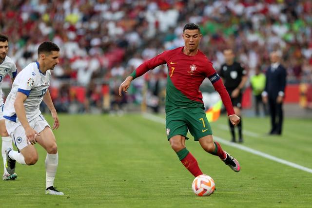 c罗仍然在国家队十分活跃,图为今年6月他在葡萄牙队与波黑队的比赛中