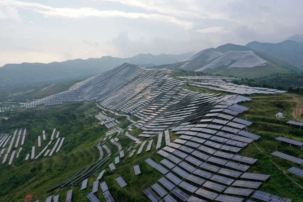 这是在山西省芮城县学张乡拍摄的光伏电站（无人机照片，7月12日摄）。   新华社记者 詹彦 摄