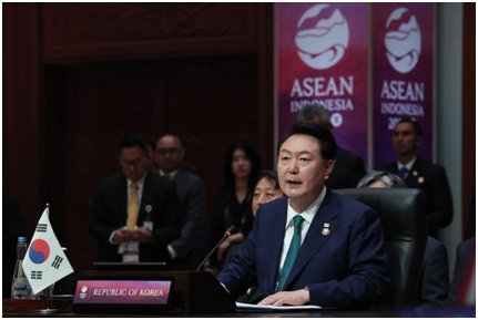 图为6日，韩国总统尹锡悦在印度尼西亚雅加达举行的东盟与中日韩（10+3）领导人会议上发言 图源：韩媒