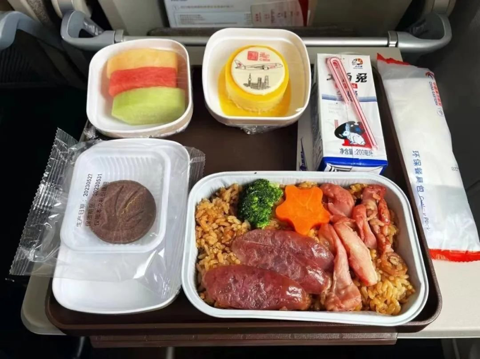 （机上餐食 图片来源：东方航空）