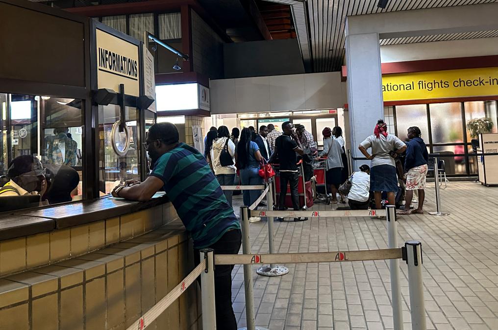 9月6日,在加蓬首都利伯维尔,人们在利伯维尔国际机场大厅内排队(手机