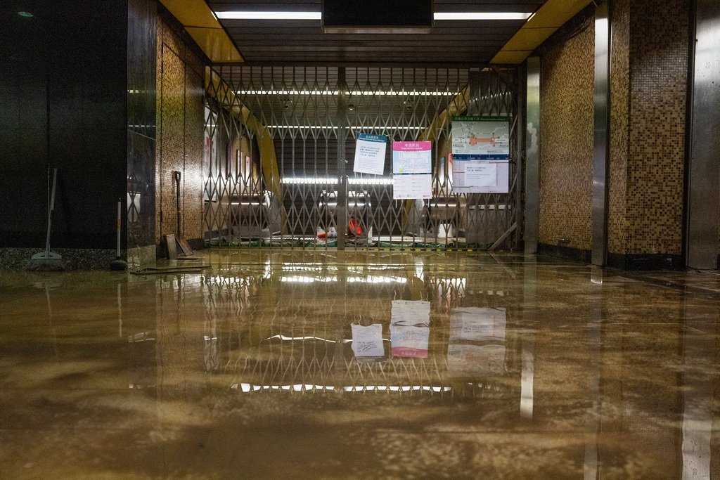 9月8日,洪水过后,香港黄大仙地铁站泥泞的地面.