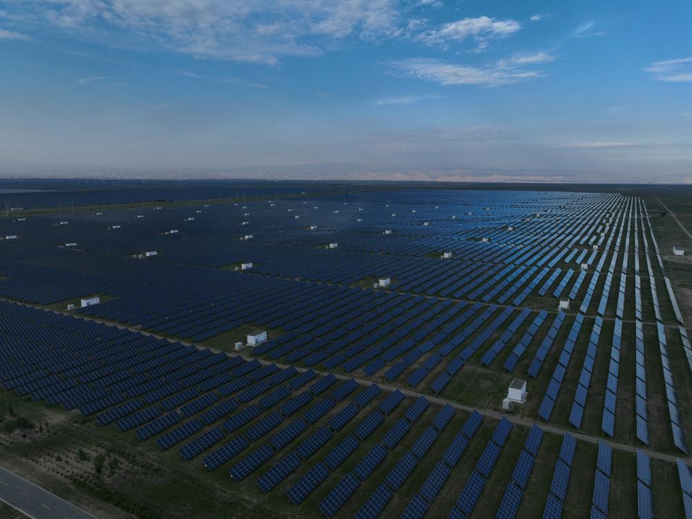 2023年8月15日在青海省海南藏族自治州共和县拍摄的光伏电站.
