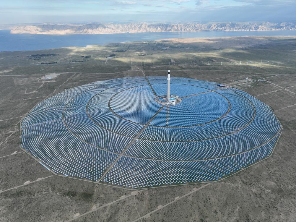 2023年8月15日在青海省海南藏族自治州共和县拍摄的塔式光热发电