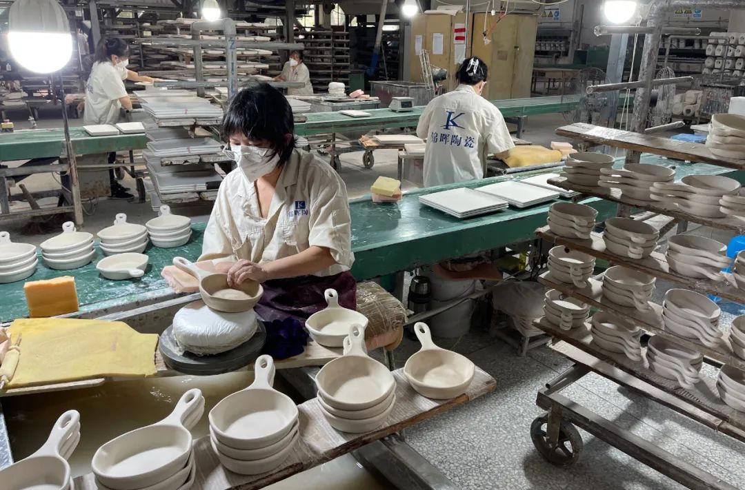 锦晖陶瓷生产车间加足马力生产.