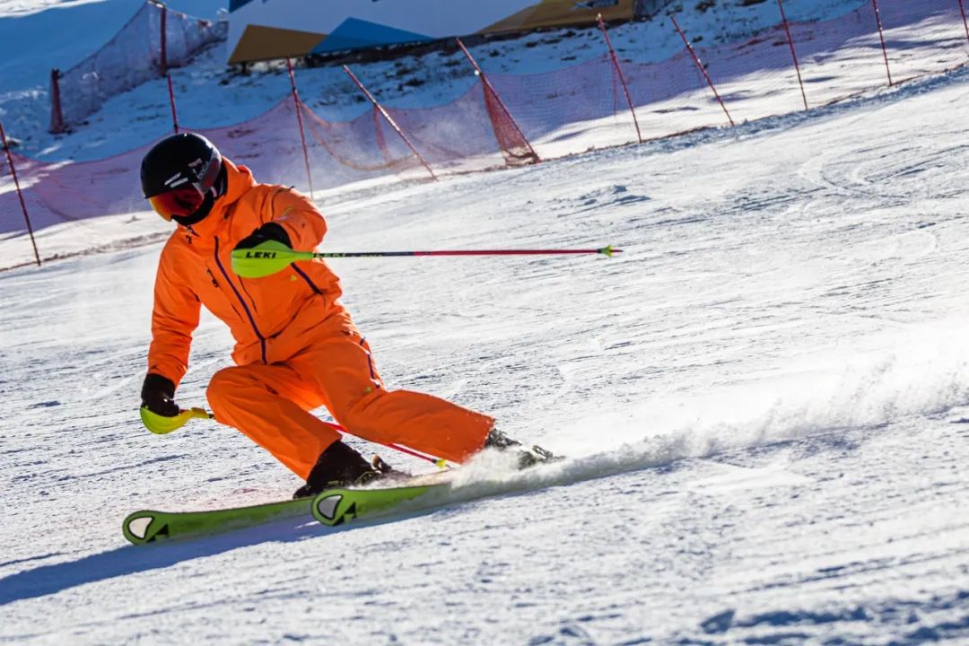 单板滑雪需要更强的平衡和协调能力,对运动员身高要求相对更低.