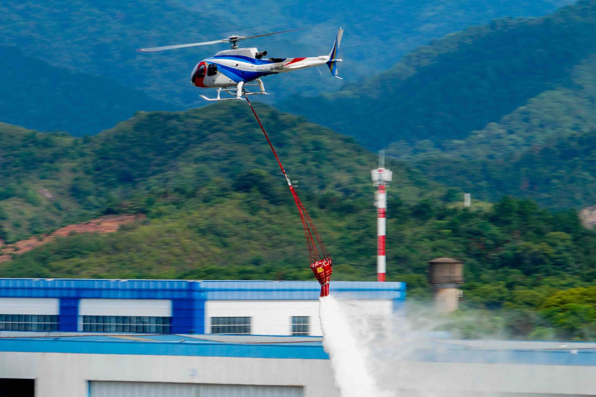 ac311a直升机是一款2吨级轻型通用直升机,可满足中国全疆域使用要求