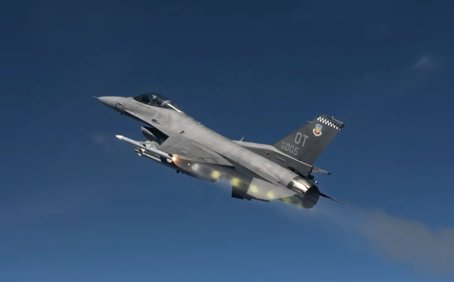 F-16C战机试射AIM-120D-3空空导弹 资料图 图源：美国《防务邮报》网站