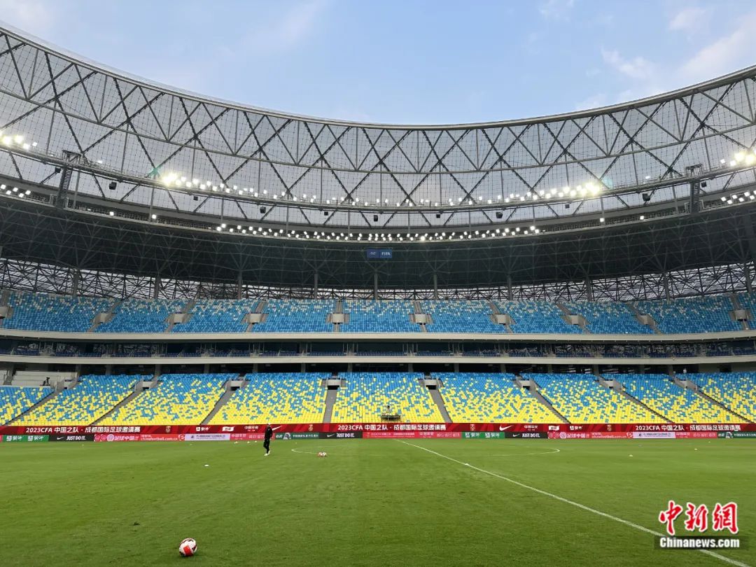 国足此次热身赛场地——成都凤凰山足球场.中新网记者 卞立群 摄