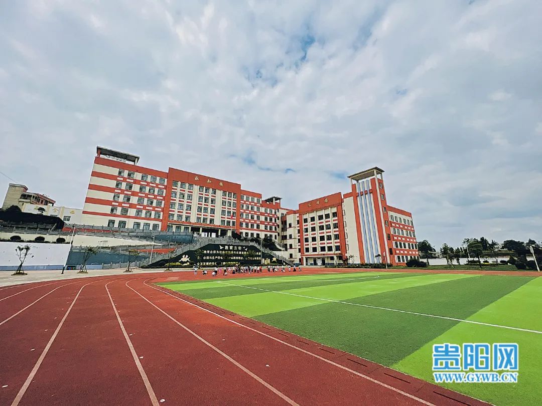 全面提质,改善办学条件,推进"双减"落地,建好用好乡村少年宫,因地制宜