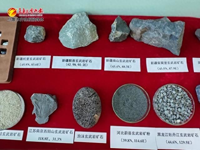 　　新疆理化所马鹏程科研团队收集的国内玄武岩样本。记者梁乐摄