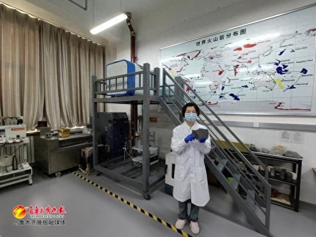 新疆理化所马鹏程科研团队科研人员正在展示玄武岩样本。记者梁乐摄　　