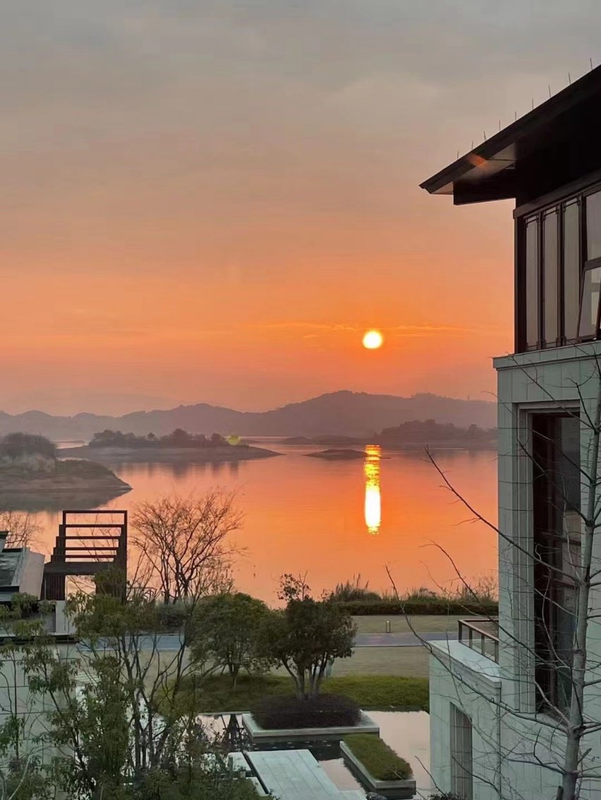 从"悦湖湾花园"看过去的千岛湖落日余晖. 受访者供图