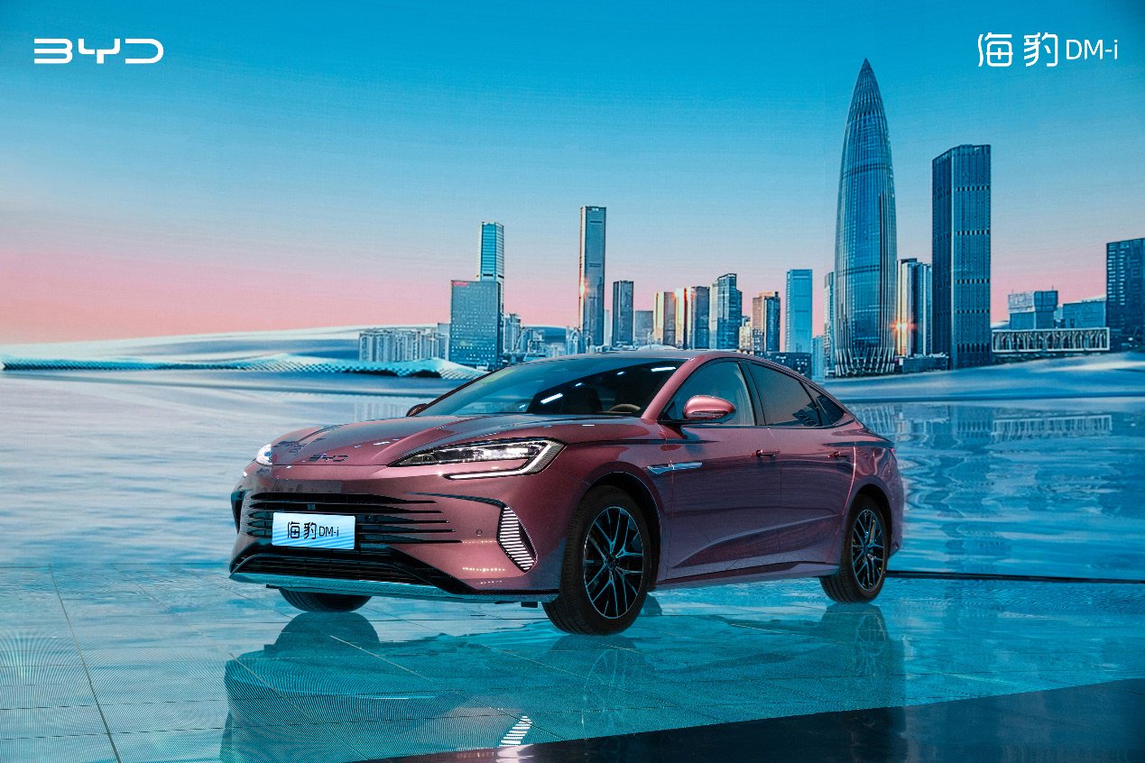 推插电混动版降低售价门槛比亚迪海豹dmi上市显爆款潜质