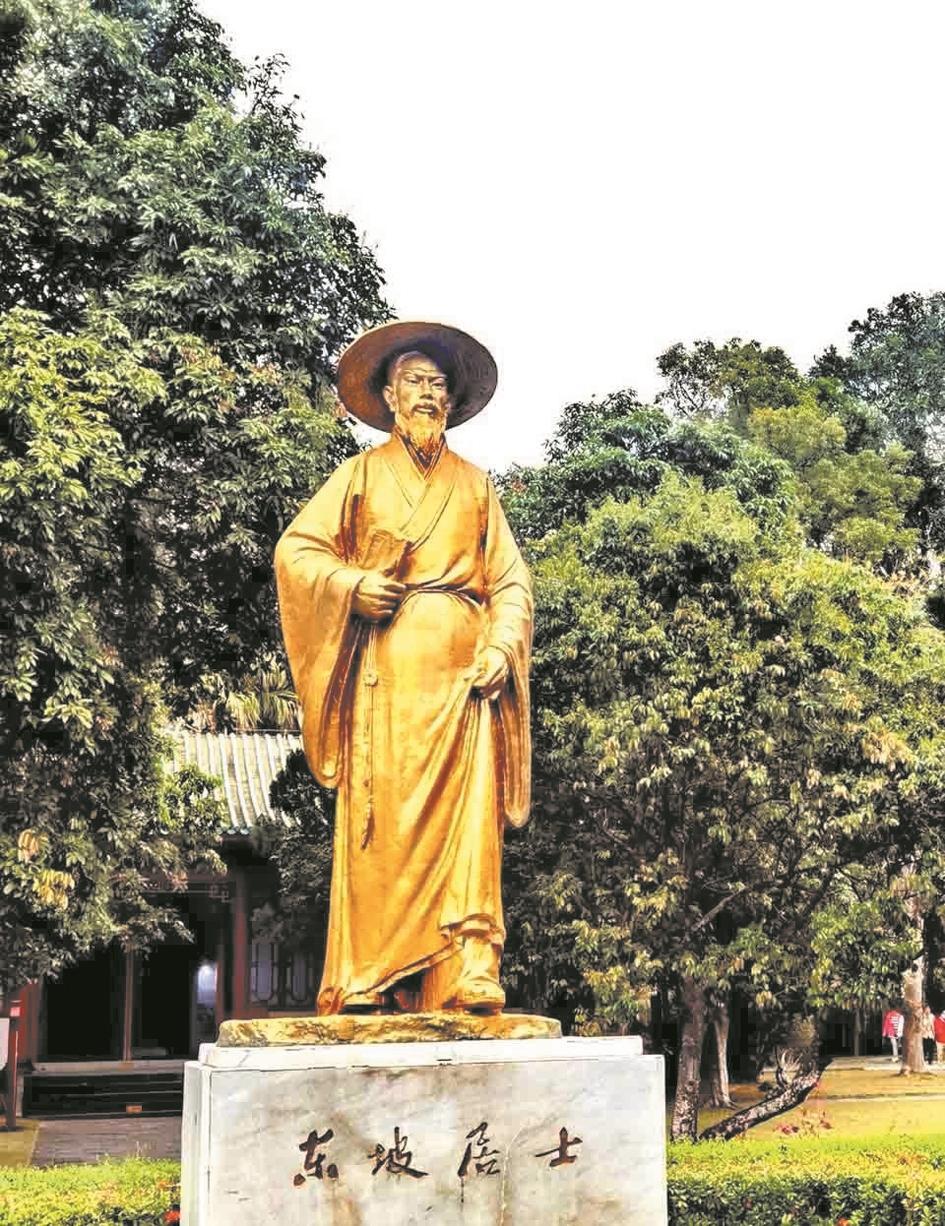 远方椰树下为桄榔庵遗址东坡书院的门额由儋州才子张绩书写儋州东坡
