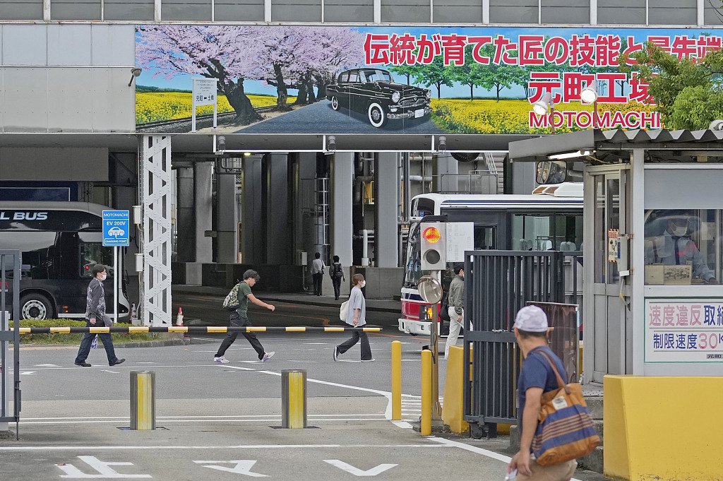 当地时间2023年8月30日,日本爱知县,丰田汽车公司本町工厂的员工来