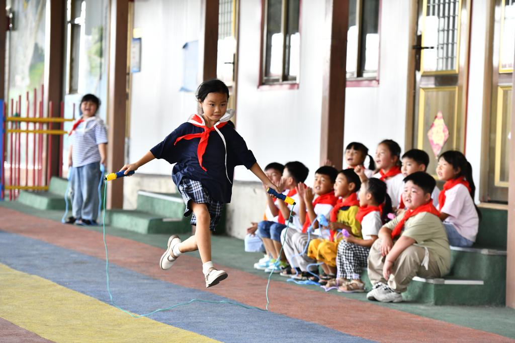 学生在操场上玩耍.新华社记者郭绪雷 摄