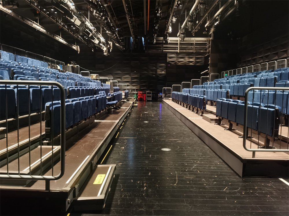 《等待多哥》首演:观众看向舞台,演员在"观众席"表演|表演_新浪财经_