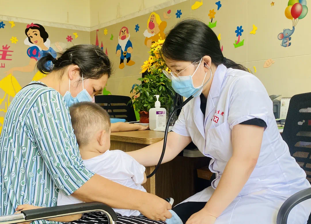 儿童医生就诊(资料图) 重庆高新区公共服务局供图&nbsp
