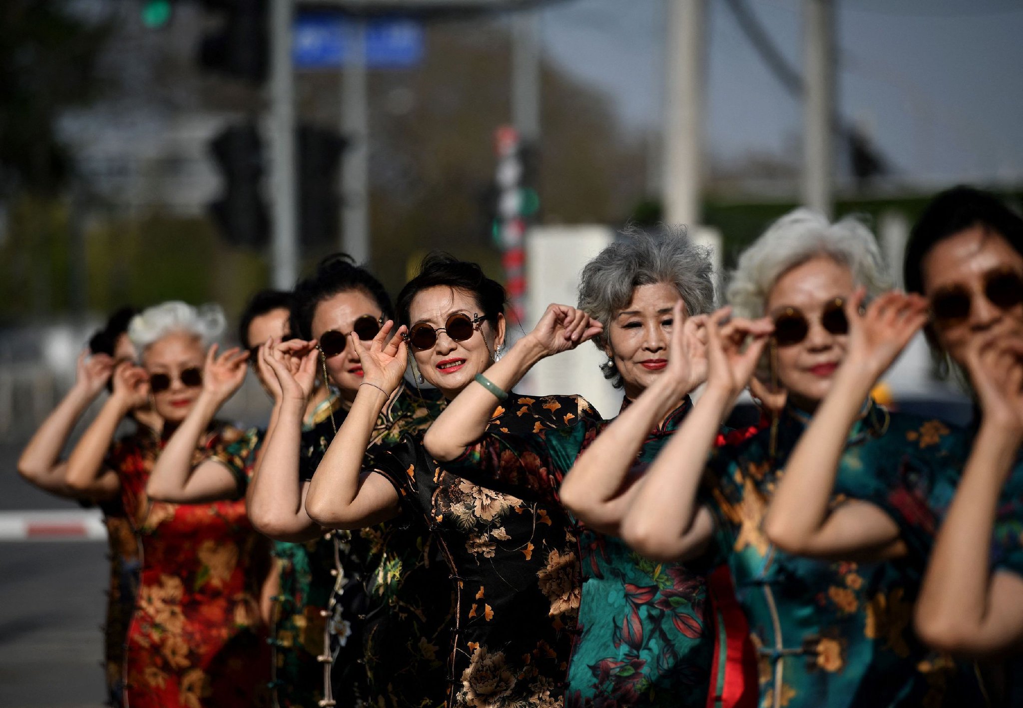 来自北京的“时尚奶奶团”穿着旗袍参加电视节目彩排。  视觉中国 资料图