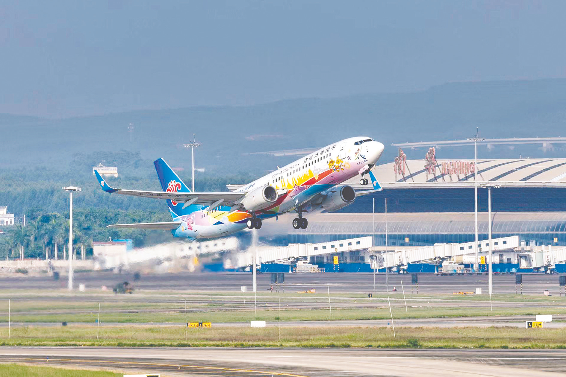 南航"中国—东盟博览会号"彩绘飞机首航南宁—曼谷航线|东盟博览会