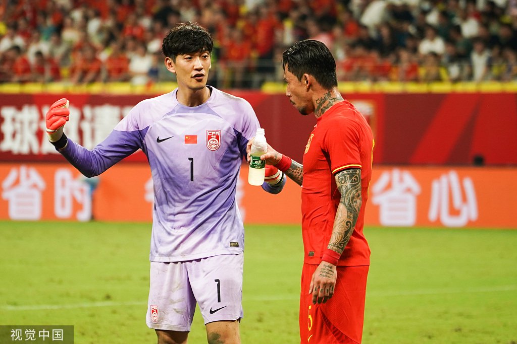 颜骏凌(左)和张琳芃交流.