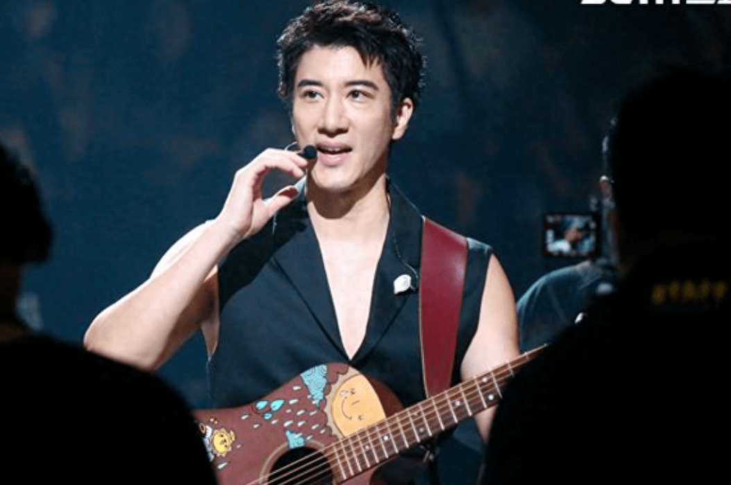 被困受伤呕吐、上台吸氧开唱、下跪谢粉丝，明星演唱会捞金太拼了|演唱会|王力宏|周杰伦_新浪新闻