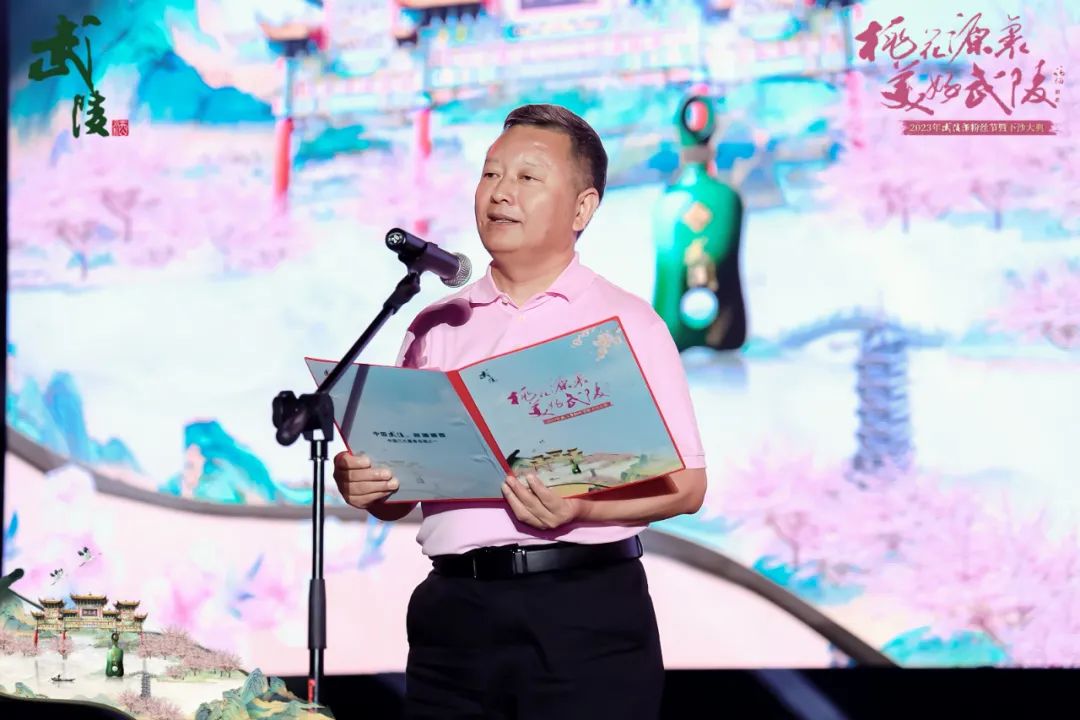 胡义明胡义明介绍,本次福文化封坛酒是集武陵酒厂顶级资源酿造,调制
