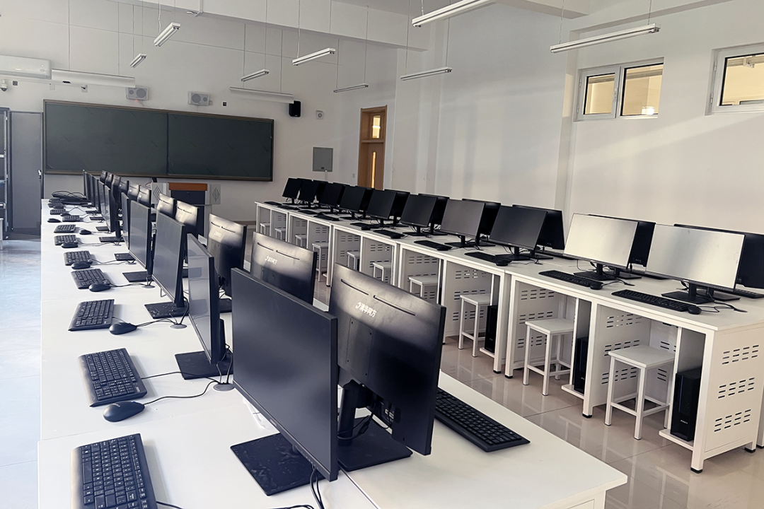 现代化信息科技教室.