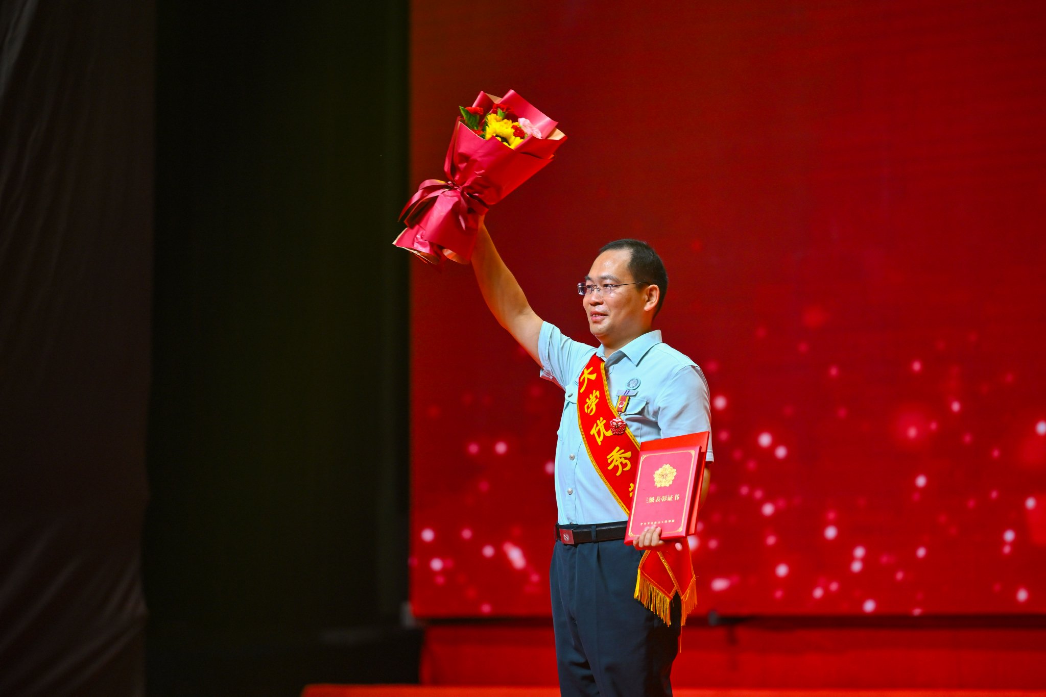 空军工程大学教师节颁奖典礼中,优秀教员在颁奖台挥手致意.