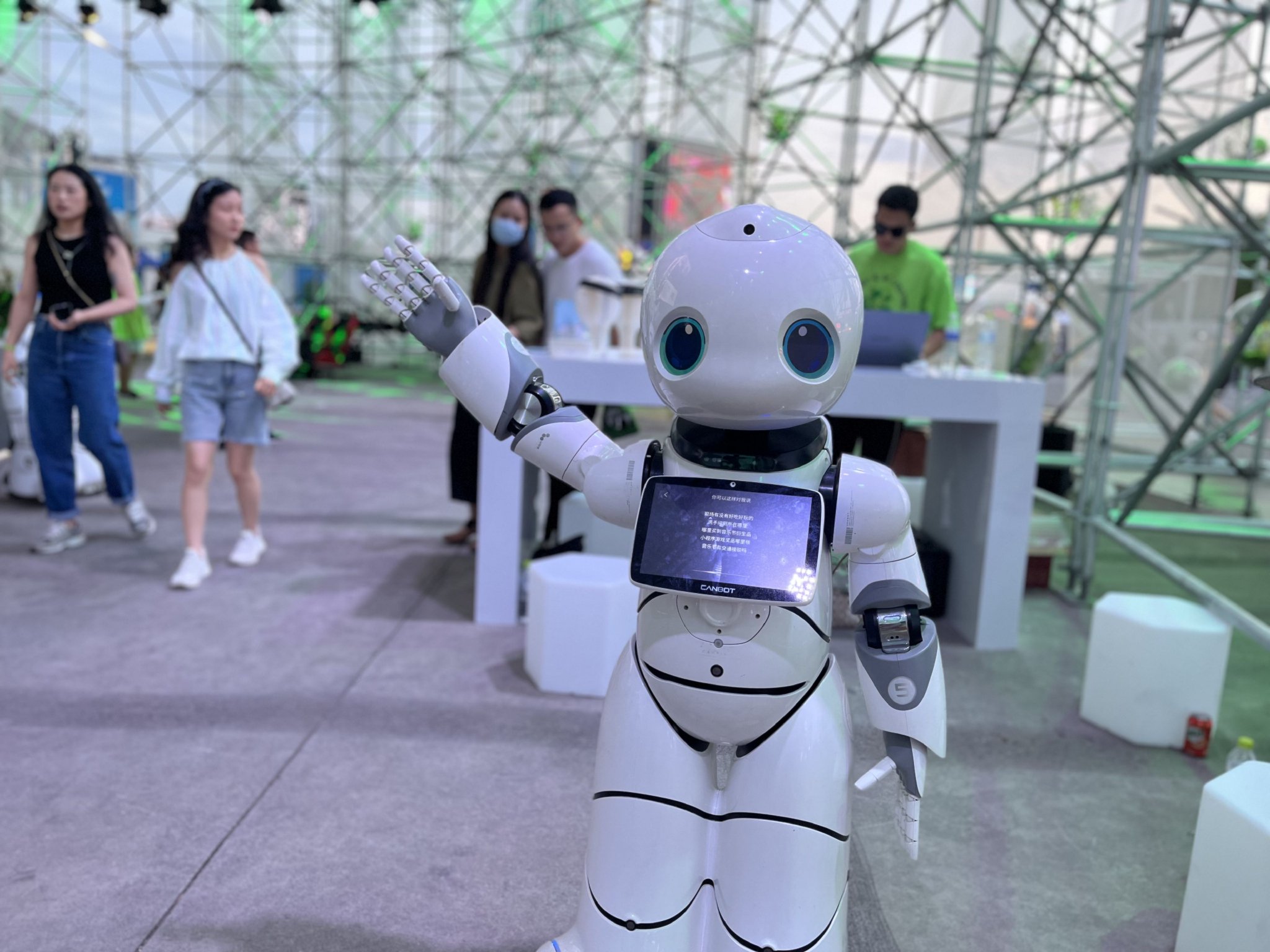 科技展区的人工智能服务机器人可以为观众提供导引服务.