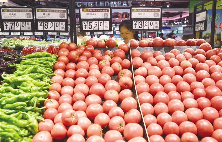 9月9日,消费者在河北省新乐市一家超市选购蔬菜. □新华社照片