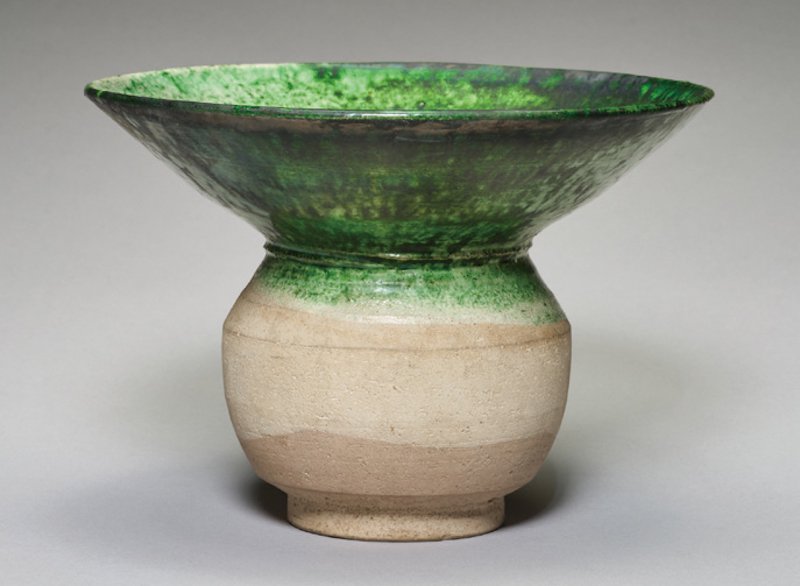2〕 辽绿釉渣斗  故宫博物院藏