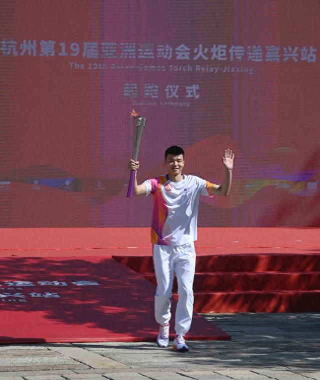 9月10日,火炬手王懿律在火炬传递中.新华社记者徐昱摄