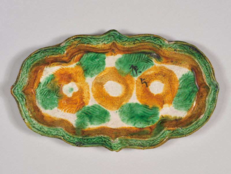 图二十八〕 唐三彩海棠式盘, 辽三彩海棠式盘&nbsp;故宫博物院藏