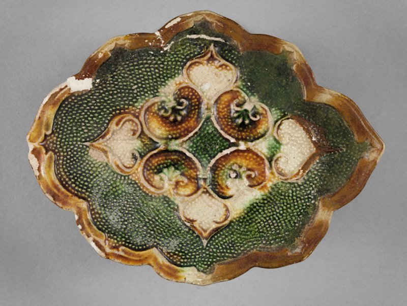 图二十八〕 唐三彩海棠式盘, 辽三彩海棠式盘&nbsp;故宫博物院藏