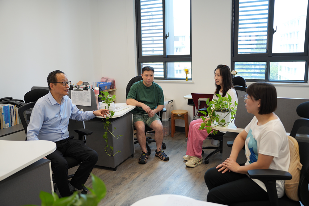 老师和学生在办公室里谈话