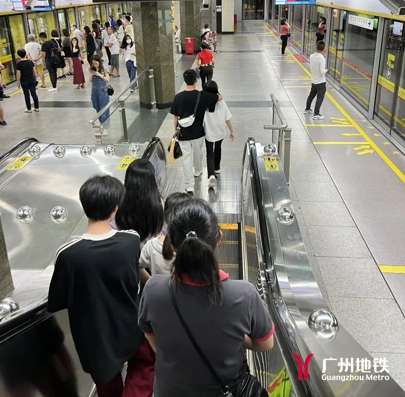 原来扶梯上的半圆球还有这个用途