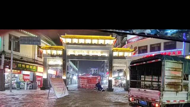 大暴雨袭击,广西玉林市博白县文化路变成“水街”了,真是罕见啊_新浪新闻